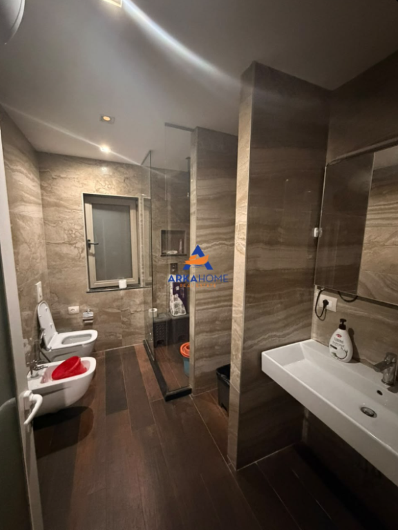 UFFICIO IN AFFITTO 168M2 "IN RRUGA E KOSOVARËVE" 2200 EURO