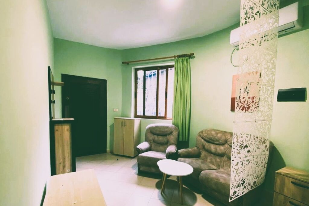 🏡 **JEPET ME QIRA SHTËPI 1+1 – RRUGA DRITAN HOXHA**
