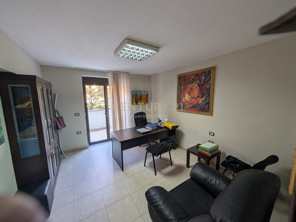 Jepet me qira per zyre apartament 2+1 ne qender . 750 € /Muaj
