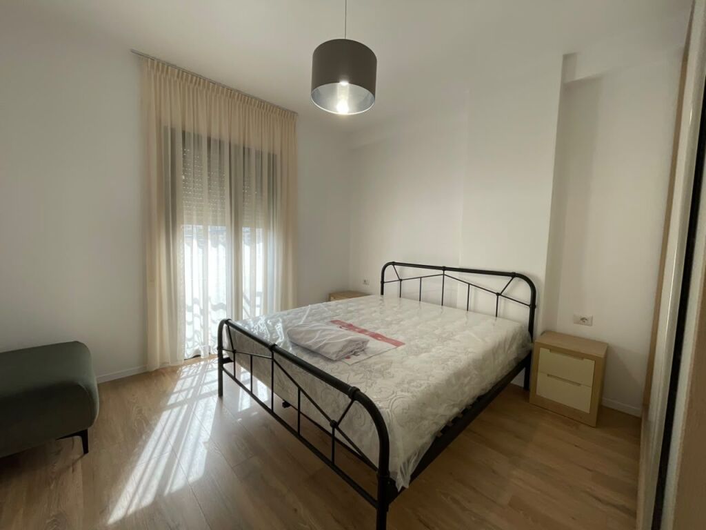 Appartamento 2+1 con parcheggio in affitto a 21 Dhjetori.