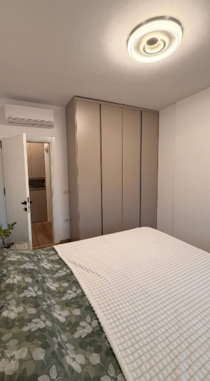 JEPET ME QIRA APARTAMENT 1+1 – PRANË SHKOLLËS SË KUQE