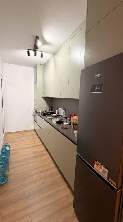 JEPET ME QIRA APARTAMENT 1+1 – PRANË SHKOLLËS SË KUQE