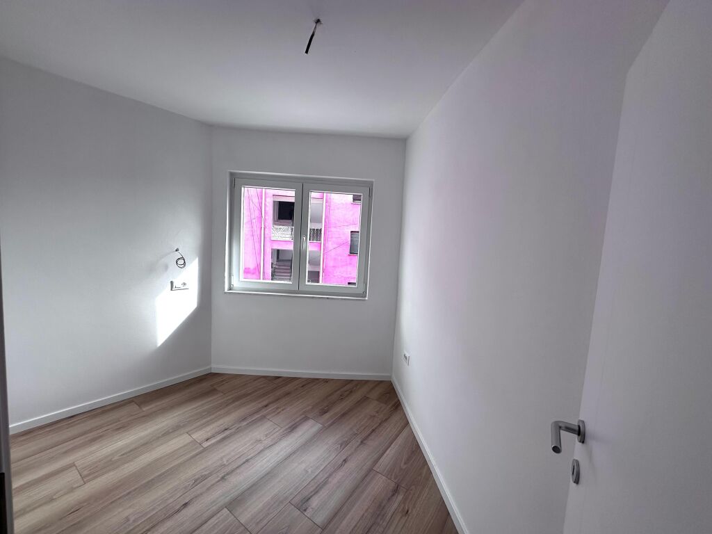 VENDESI APPARTAMENTO 2+1+2T VICINO ALLO STADIO, VALA PARK – DURRËS