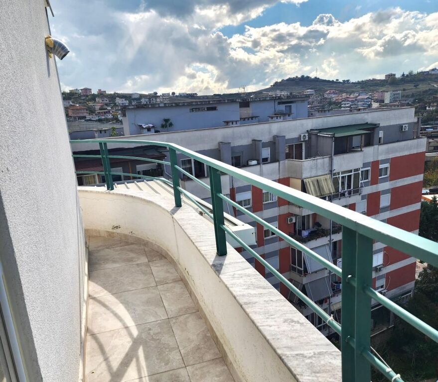 # IN AFFITTO: 1+1 📍Shkozë / Tirana | Edificio Nuovo | Superficie: 70m² | 7° Piano | 40.000 Lek/Mese | Acqua e Internet Inclusi nel Prezzo 🔥🔥