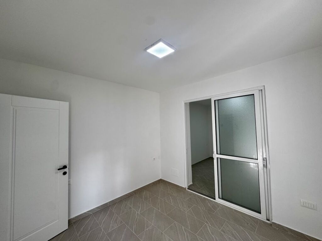 Empty 2+1 apartment for rent in Myslym Shyri, near Kastrati