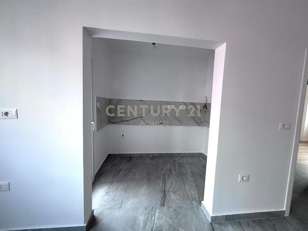 SHITET APARTAMENT 2+1+2T PRANË STADIUMIT, VALA PARK – DURRËS