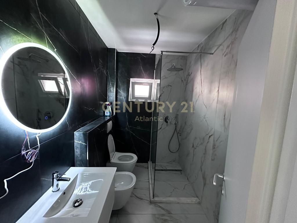 SHITET APARTAMENT 2+1+2T PRANË STADIUMIT, VALA PARK – DURRËS