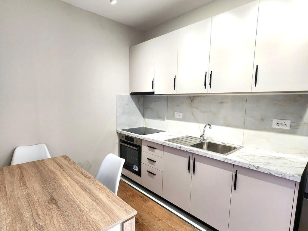 # IN AFFITTO: 1+1 📍Shkozë / Tirana | Edificio Nuovo | Superficie: 70m² | 7° Piano | 40.000 Lek/Mese | Acqua e Internet Inclusi nel Prezzo 🔥🔥