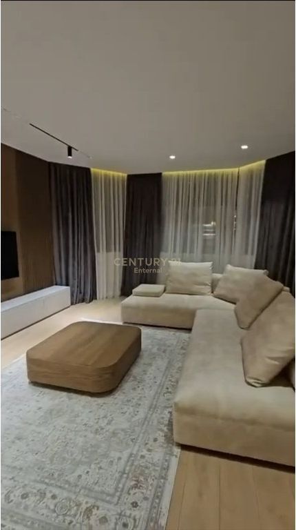 3+1+2 Apartment for Rent on Rruga e Kosovarëve!