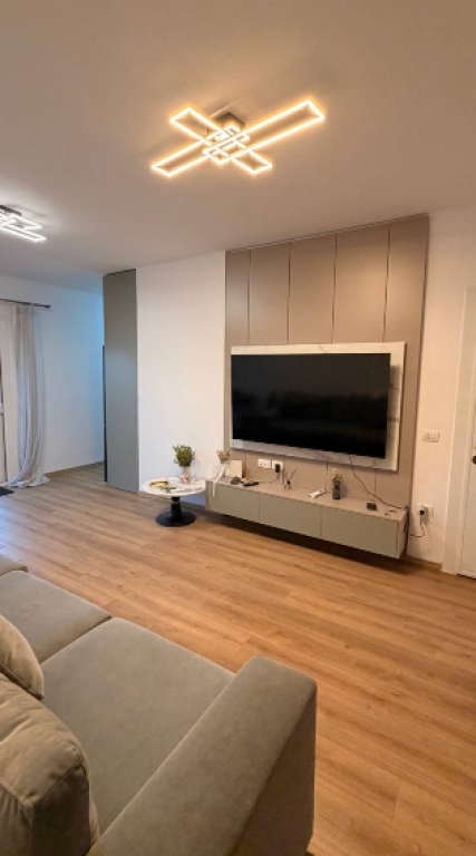 JEPET ME QIRA APARTAMENT 1+1 – PRANË SHKOLLËS SË KUQE