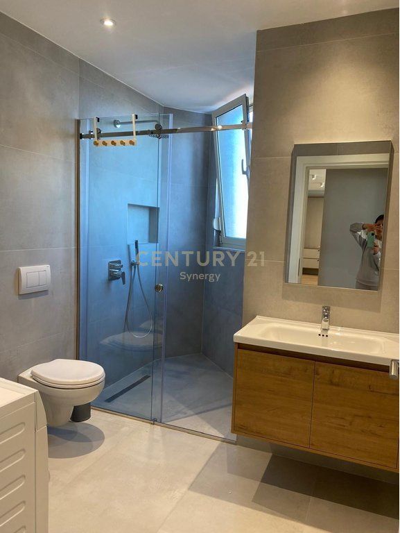 Appartamento 2+1+2 in affitto sul Boulevard Zogu i Parë, Tirana 1.500 € /Mese