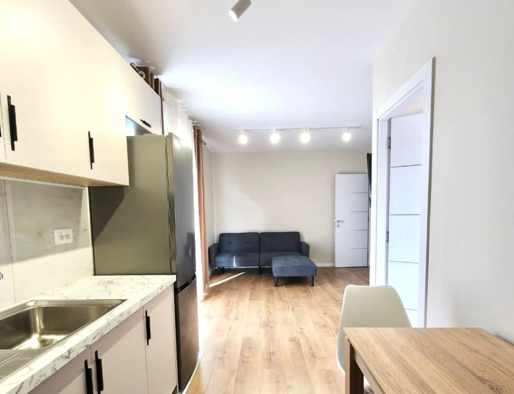 # IN AFFITTO: 1+1 📍Shkozë / Tirana | Edificio Nuovo | Superficie: 70m² | 7° Piano | 40.000 Lek/Mese | Acqua e Internet Inclusi nel Prezzo 🔥🔥