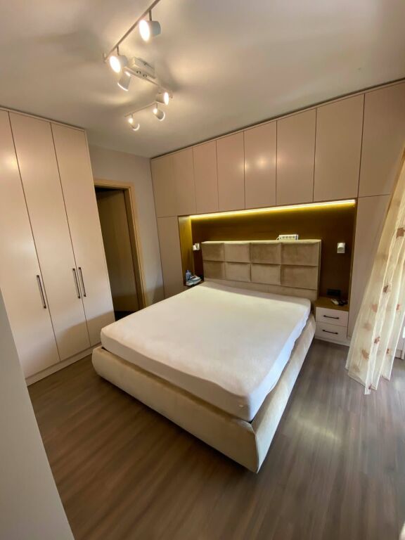 Shitet apartament 2+1+2+Ballkon prane Pallatit me Shigjeta .