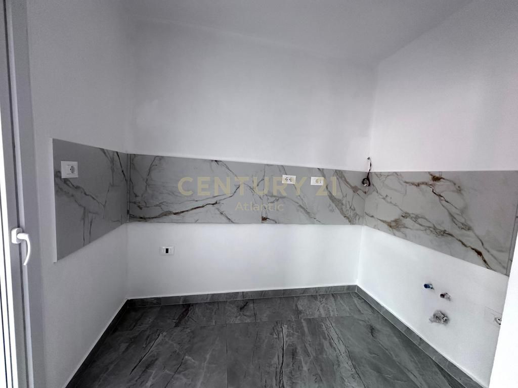 SHITET APARTAMENT 2+1+2T PRANË STADIUMIT, VALA PARK – DURRËS