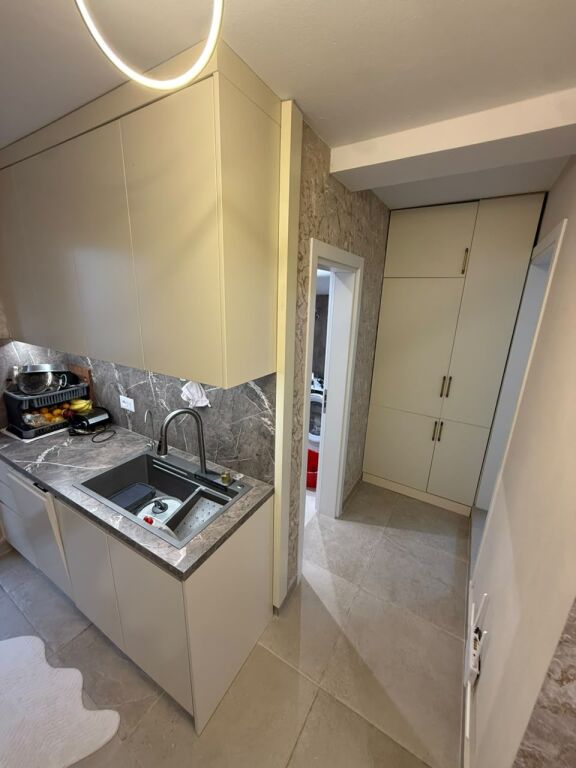 Shitet apartament 1+1 i konvertuar ne 2+1 tek Liceu Artistik , Stadiumi Arena , Rruga e Elbasanit , Ambasada Amerikane .