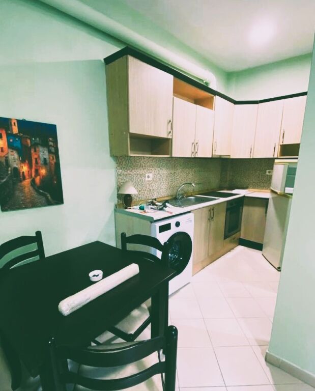 🏡 **JEPET ME QIRA SHTËPI 1+1 – RRUGA DRITAN HOXHA**