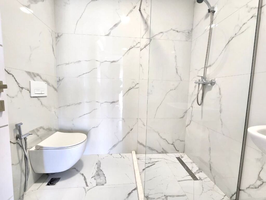 # IN AFFITTO: 1+1 📍Shkozë / Tirana | Edificio Nuovo | Superficie: 70m² | 7° Piano | 40.000 Lek/Mese | Acqua e Internet Inclusi nel Prezzo 🔥🔥