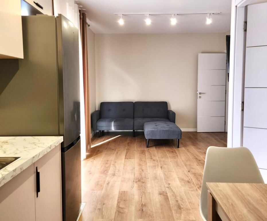 # IN AFFITTO: 1+1 📍Shkozë / Tirana | Edificio Nuovo | Superficie: 70m² | 7° Piano | 40.000 Lek/Mese | Acqua e Internet Inclusi nel Prezzo 🔥🔥