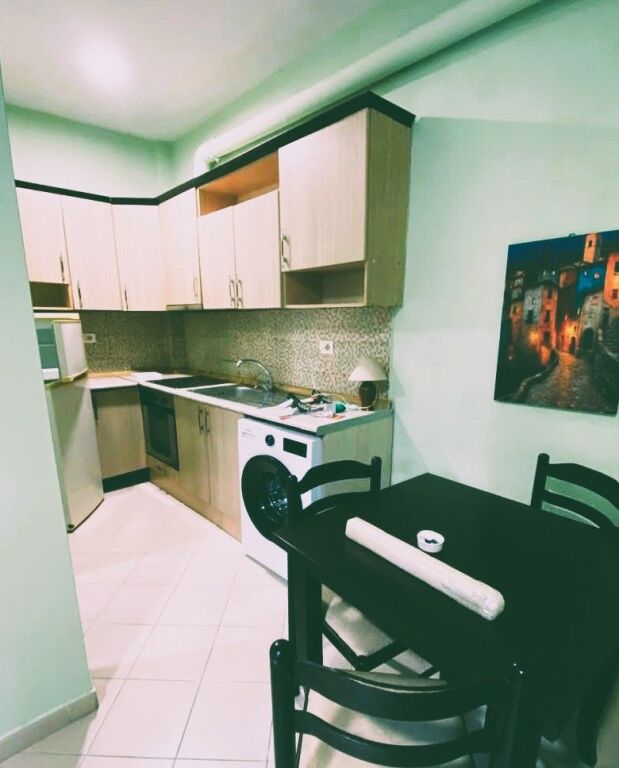 🏡 **JEPET ME QIRA SHTËPI 1+1 – RRUGA DRITAN HOXHA**