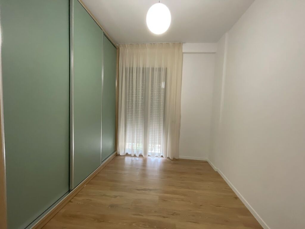 Appartamento 2+1 con parcheggio in affitto a 21 Dhjetori.