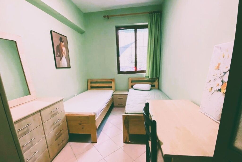 🏡 **JEPET ME QIRA SHTËPI 1+1 – RRUGA DRITAN HOXHA**