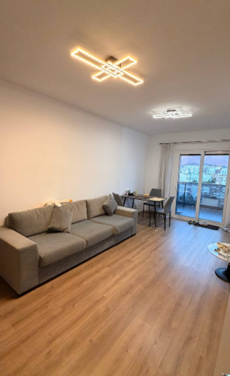 JEPET ME QIRA APARTAMENT 1+1 – PRANË SHKOLLËS SË KUQE