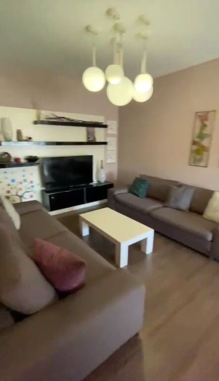 Shitet apartament 2+1 tek Pallati me Shigjeta .