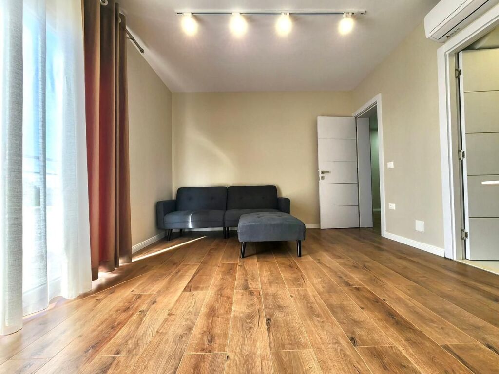 # IN AFFITTO: 1+1 📍Shkozë / Tirana | Edificio Nuovo | Superficie: 70m² | 7° Piano | 40.000 Lek/Mese | Acqua e Internet Inclusi nel Prezzo 🔥🔥
