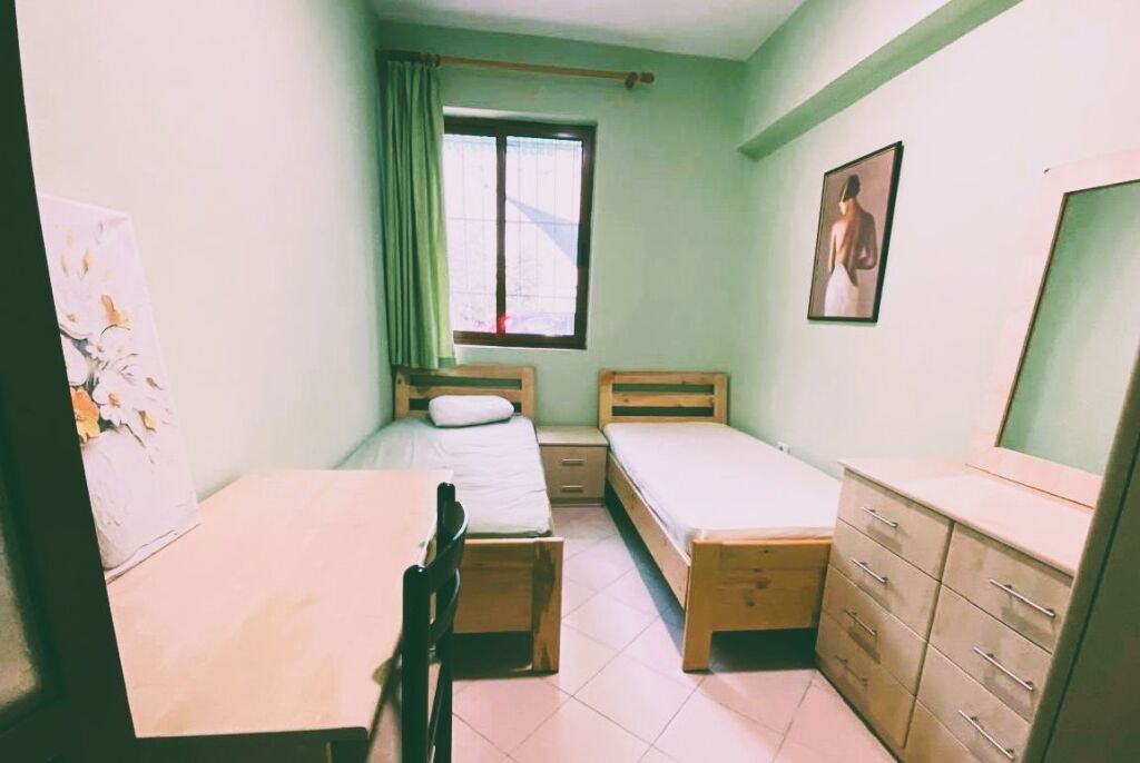 🏡 **JEPET ME QIRA SHTËPI 1+1 – RRUGA DRITAN HOXHA**