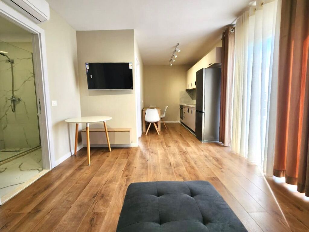# IN AFFITTO: 1+1 📍Shkozë / Tirana | Edificio Nuovo | Superficie: 70m² | 7° Piano | 40.000 Lek/Mese | Acqua e Internet Inclusi nel Prezzo 🔥🔥