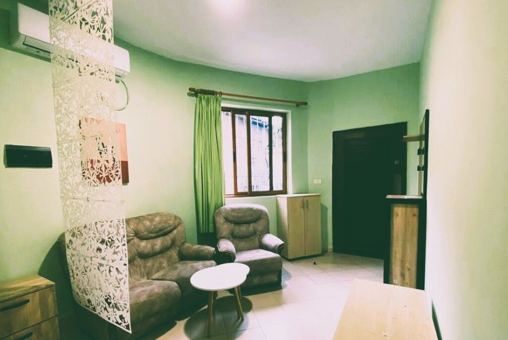 🏡 **JEPET ME QIRA SHTËPI 1+1 – RRUGA DRITAN HOXHA**