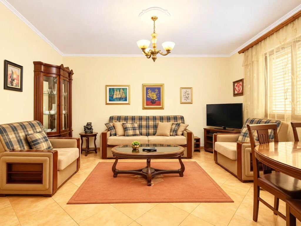 lsh Parku i Autobusave ne fillim fare te rruges Ndre Mjeda.  🔺️ Shesim apartament: 🔺️ 1+1