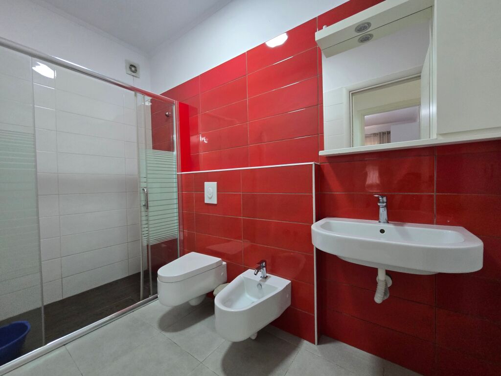 Apartament 1+1+ Ballkon  Me Qira ne Xhamllik