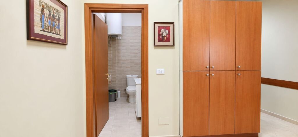 # In Affitto: Ufficio con 2 Ambienti di Lavoro 📍 Myslym Shyri (Molto Vicino al Centro) – 60.000 ALL/Mese – Superficie: 70m² – Edificio Nuovo || Posizione Premium
