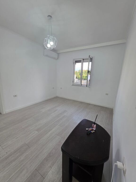 AMBIENT 2+1 ME QIRA PËR BIZNES – 21 DHJETORI, TIRANË