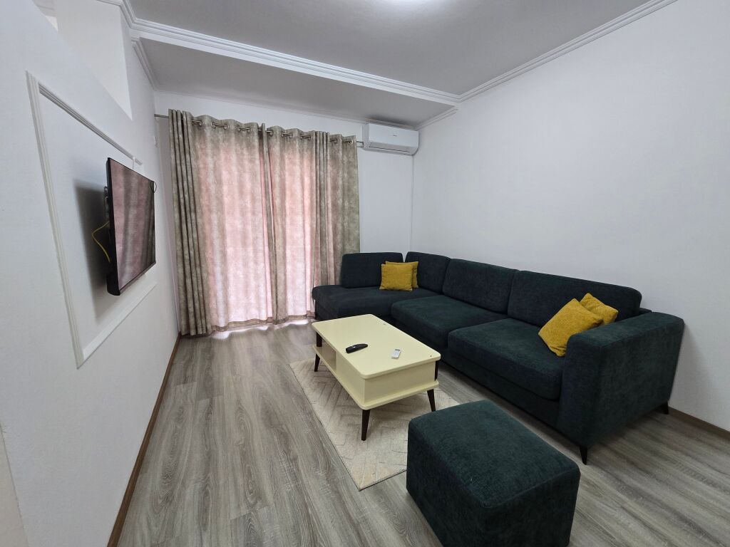 Apartament 1+1+ Ballkon  Me Qira ne Xhamllik