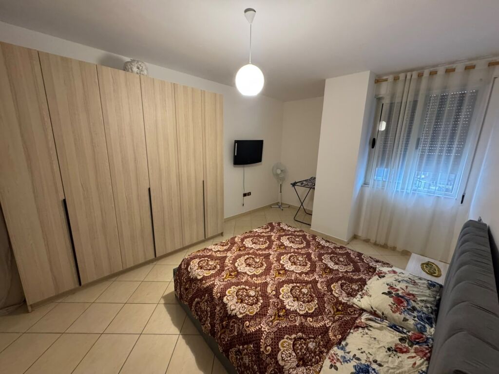 Jepet me qira apartament 1+1 në Plazh Iliria, Durrës.