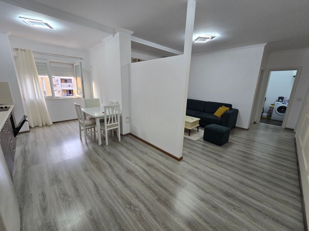 Apartament 1+1+ Ballkon  Me Qira ne Xhamllik