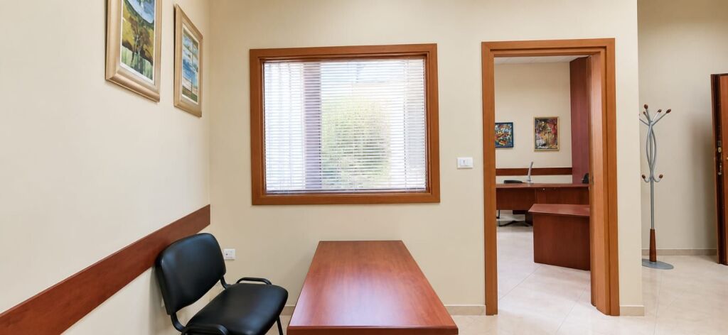 # In Affitto: Ufficio con 2 Ambienti di Lavoro 📍 Myslym Shyri (Molto Vicino al Centro) – 60.000 ALL/Mese – Superficie: 70m² – Edificio Nuovo || Posizione Premium