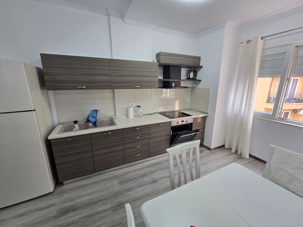 Apartament 1+1+ Ballkon  Me Qira ne Xhamllik