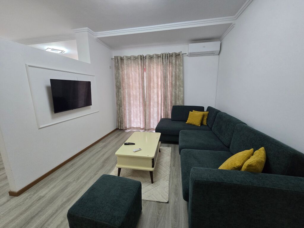 Apartament 1+1+ Ballkon  Me Qira ne Xhamllik