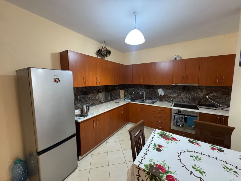 Jepet me qira apartament 1+1 në Plazh Iliria, Durrës.