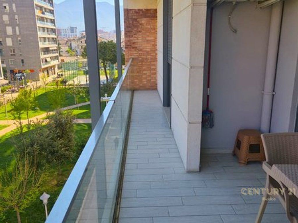 2+1+2 APARTMENT FOR RENT – DON BOSKO  2+1+2 apartment for rent, located on the first floor of a 3-storey villa, by the main road, in the Don Bosko area, opposite Hotel Ferrari.  The apartment offers spacious rooms and a very favorable location, with immediate access to the main road and the area's services.  💶 Price: 50,000 lek/month