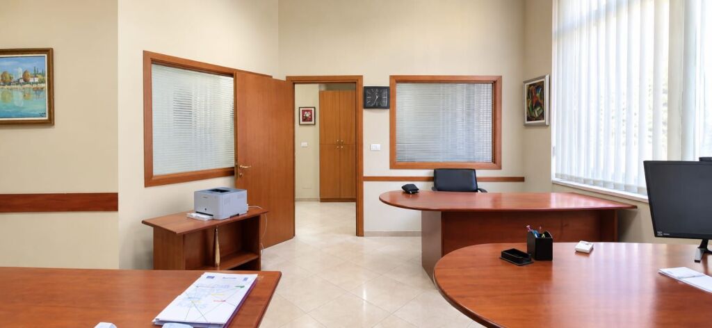 # In Affitto: Ufficio con 2 Ambienti di Lavoro 📍 Myslym Shyri (Molto Vicino al Centro) – 60.000 ALL/Mese – Superficie: 70m² – Edificio Nuovo || Posizione Premium