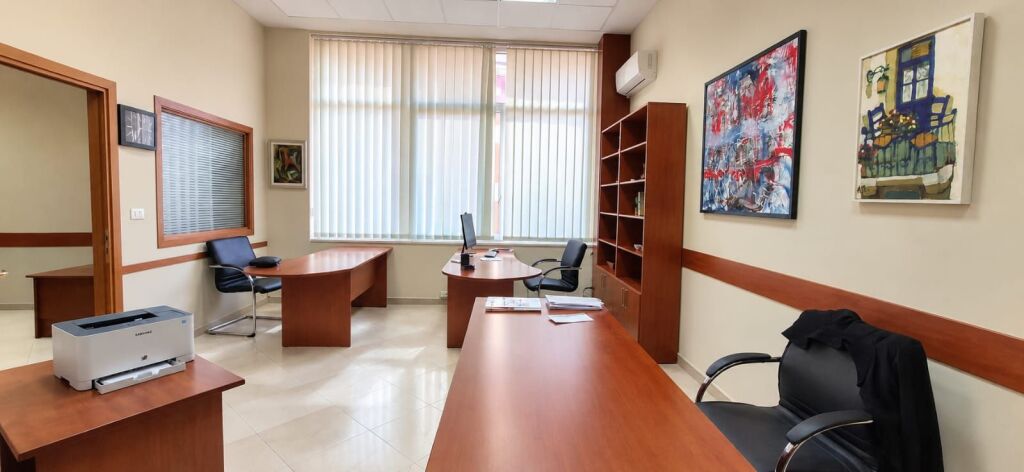 # In Affitto: Ufficio con 2 Ambienti di Lavoro 📍 Myslym Shyri (Molto Vicino al Centro) – 60.000 ALL/Mese – Superficie: 70m² – Edificio Nuovo || Posizione Premium