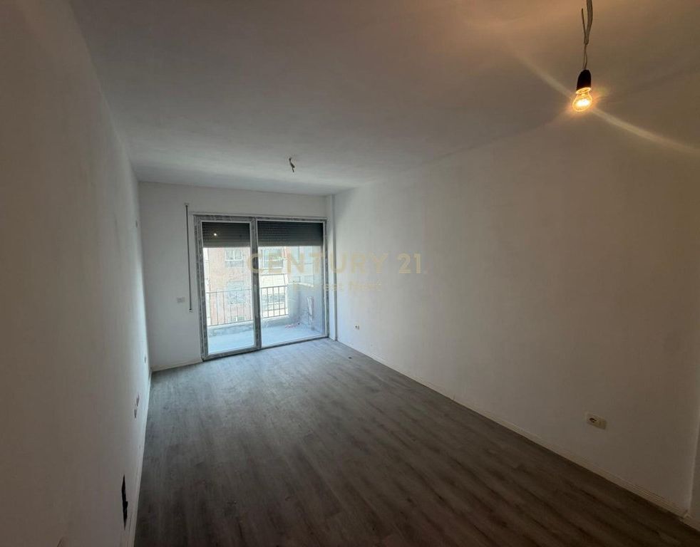 VENDESI APPARTAMENTO 2+1+2 IN VIA 5 MAJI 199,000 €