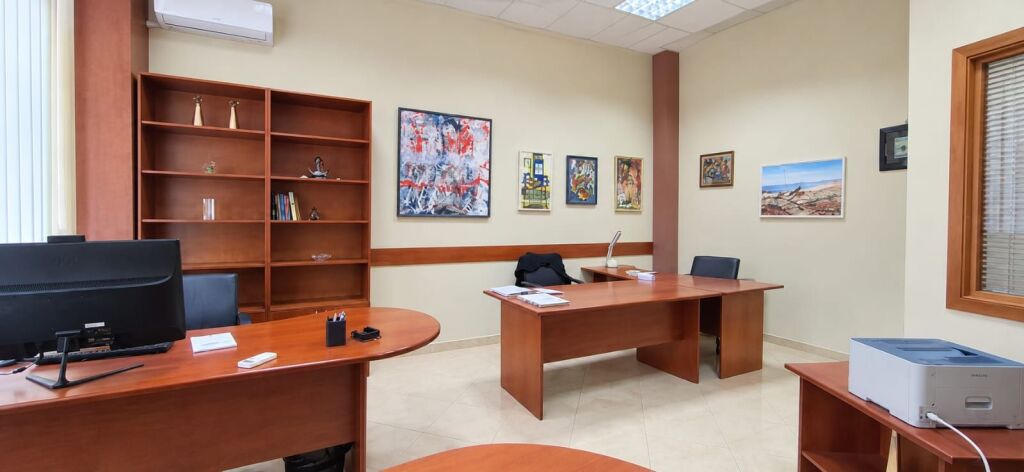 # In Affitto: Ufficio con 2 Ambienti di Lavoro 📍 Myslym Shyri (Molto Vicino al Centro) – 60.000 ALL/Mese – Superficie: 70m² – Edificio Nuovo || Posizione Premium