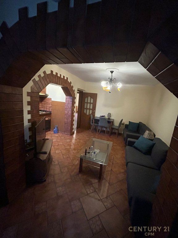 APARTAMENT PËR SHITJE – PRANË QENDRËS SË TIRANËS | MYSLYM SHYRI