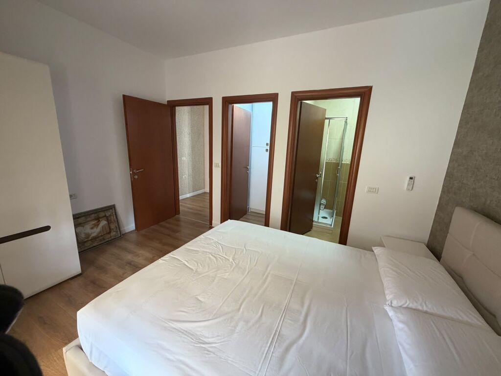 21-Dhjetori, appartamento moderno 2+1+2 in affitto, più un garage per 2 auto.