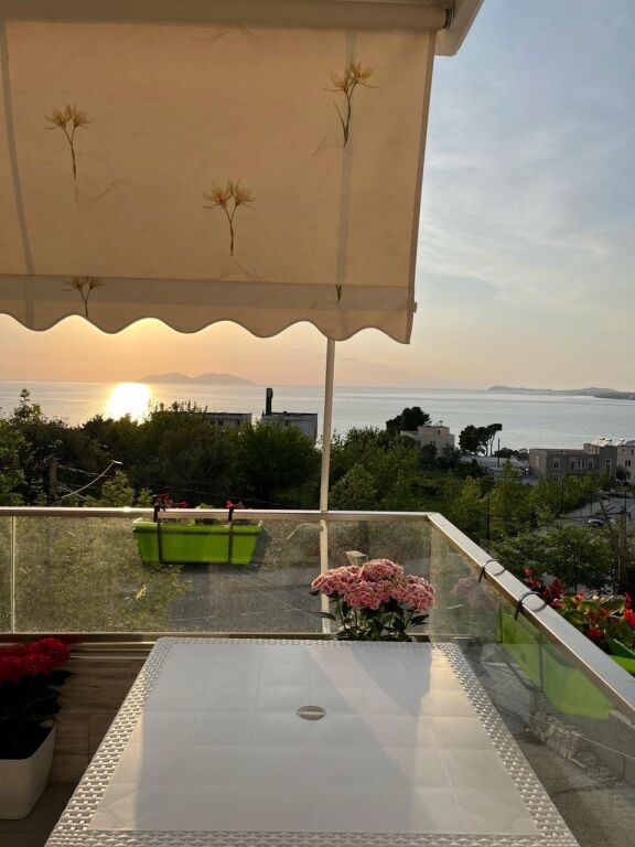 Apartament 1+1 . Ndodhet te Le Palazzine . Kati i 3 . Dritat dhe uji perfshihen ne cmim per kohe te gjate.